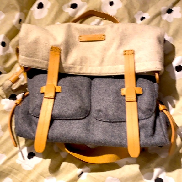 EUC like new Petra Messenger Bag. Where business meets savvy. Eco savvy! - Picture 11 of 11